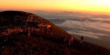 Fuji Mt. 富士山，黄昏时分。